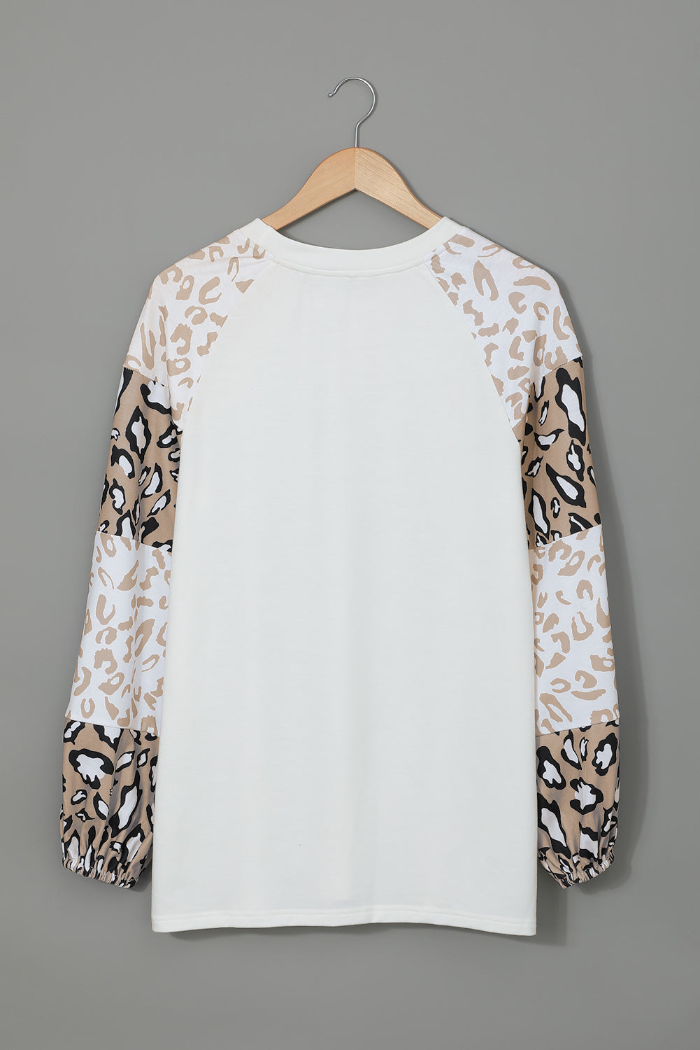 Blusa con mangas abullonadas y estampado de leopardo en color beige