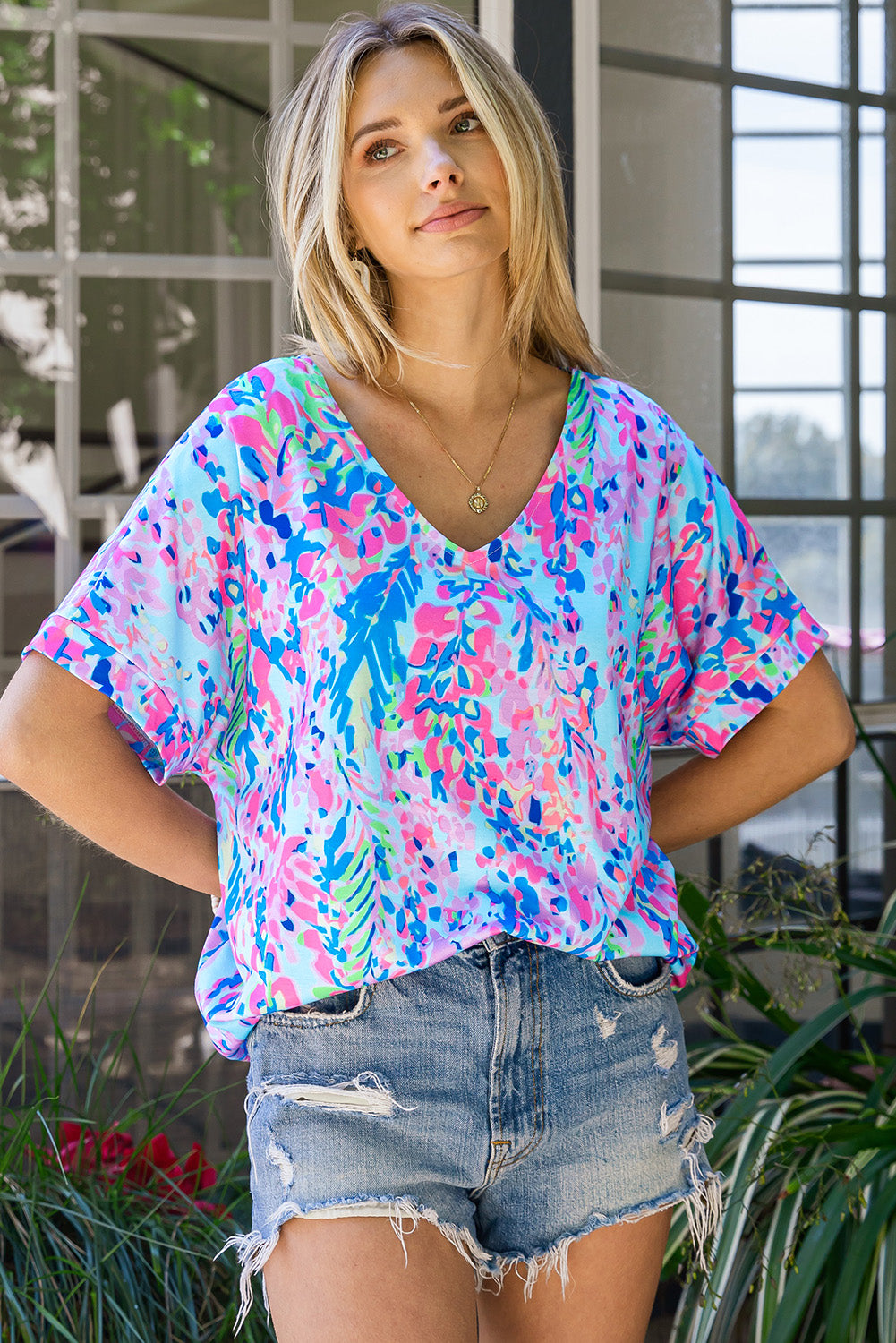 Camiseta de cuello en V y manga corta con estampado floral abstracto en azul pastel