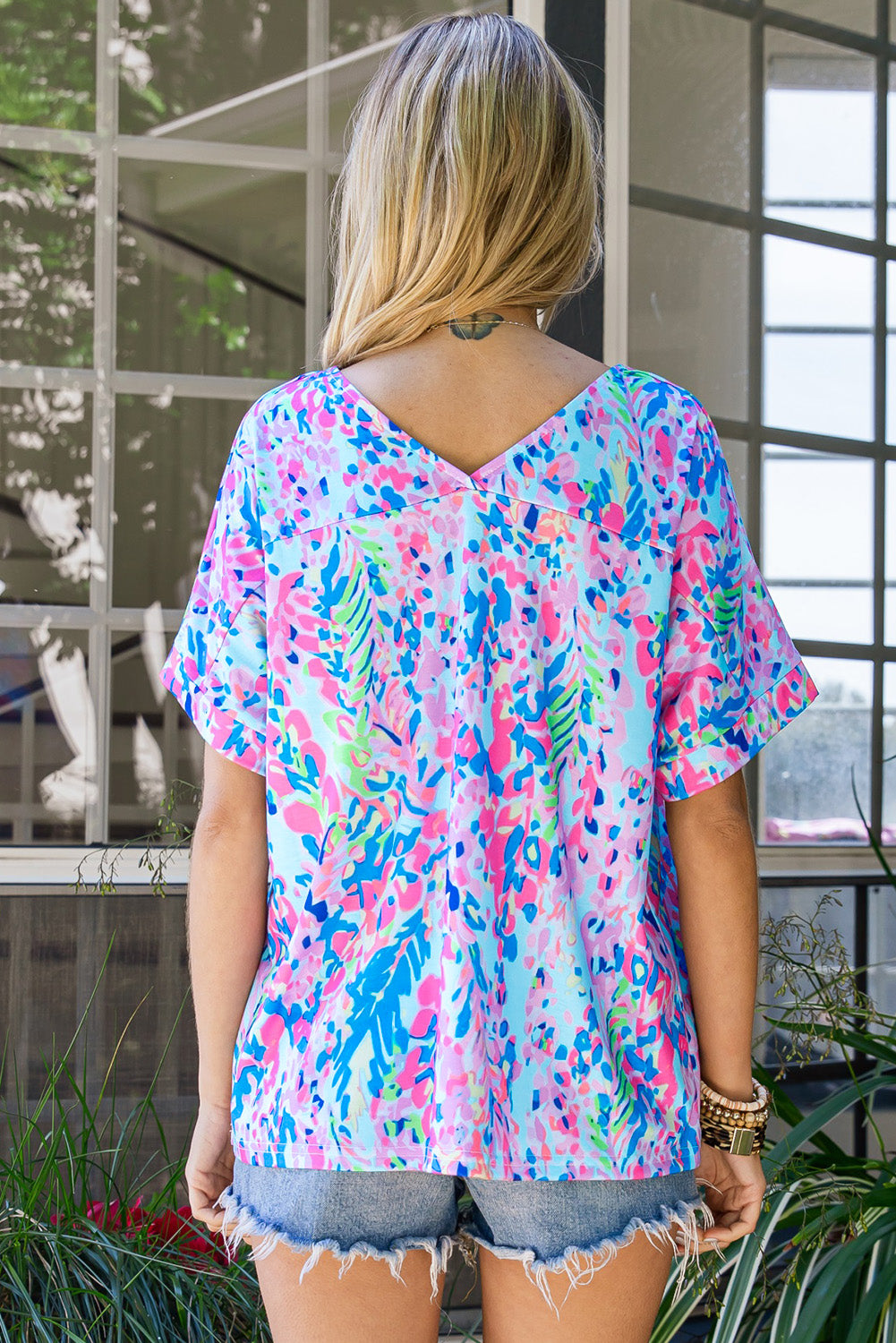 Camiseta de cuello en V y manga corta con estampado floral abstracto en azul pastel