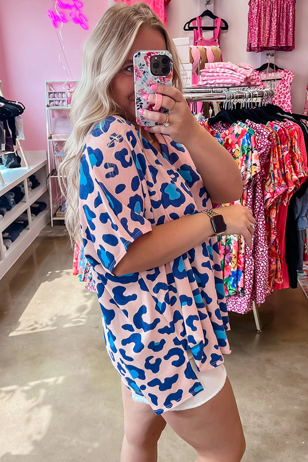 Camiseta de cuello en V con estampado de leopardo en talla grande