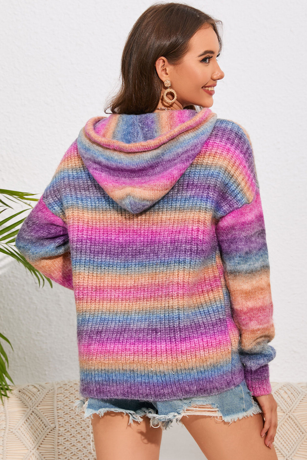 Suéter con capucha y hombros caídos multicolor