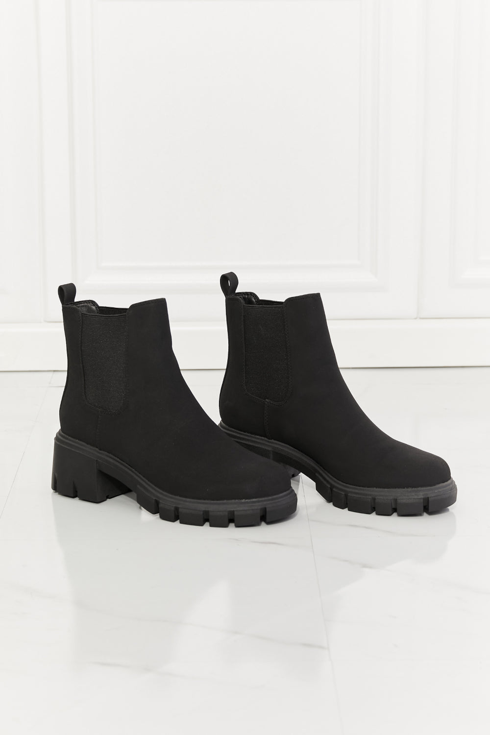 Botas Chelsea Work For It con suela dentada mate en color negro de MMShoes