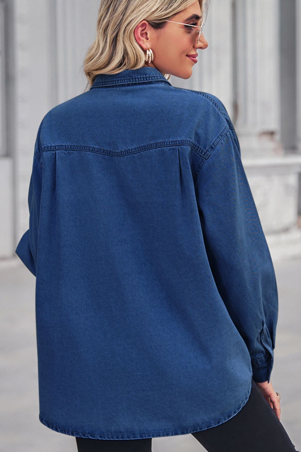 Top vaquero con cuello, hombros caídos y detalle de solapa