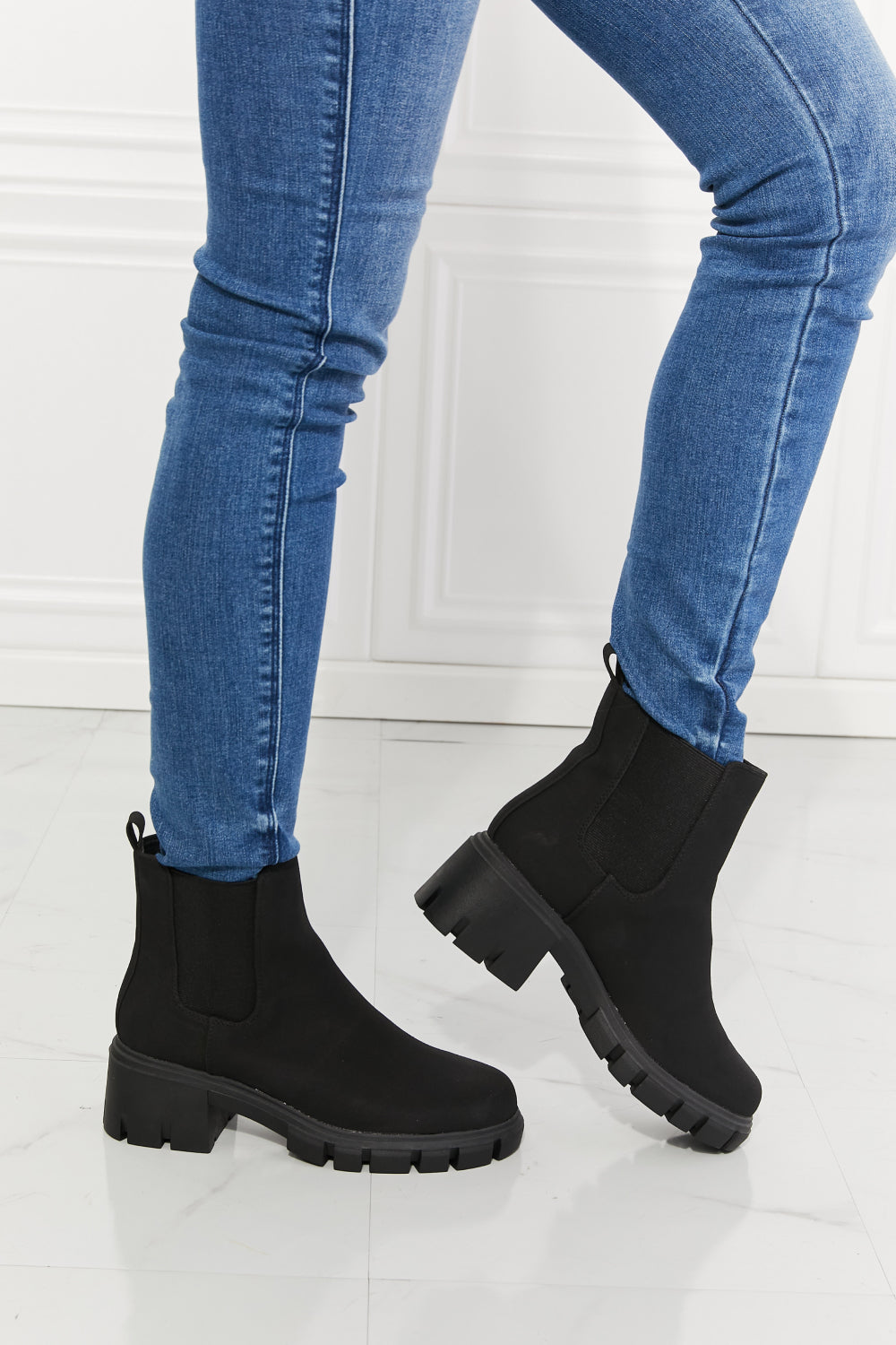 Botas Chelsea Work For It con suela dentada mate en color negro de MMShoes