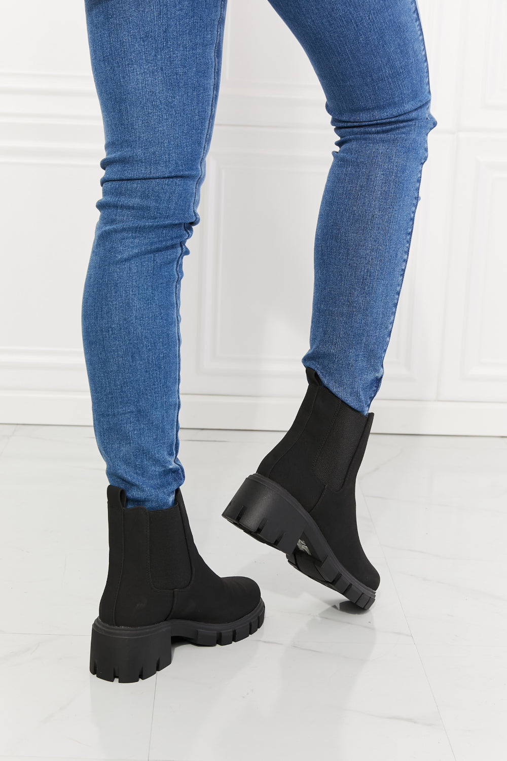 Botas Chelsea Work For It con suela dentada mate en color negro de MMShoes