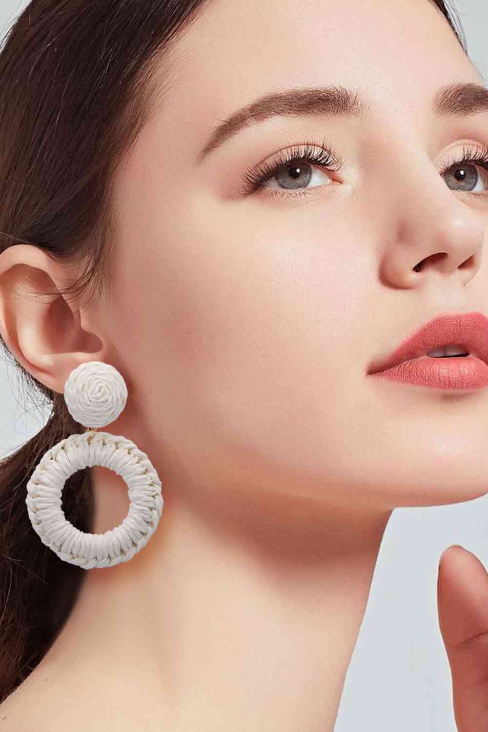 Pendientes colgantes de hierba de rafia con forma redonda