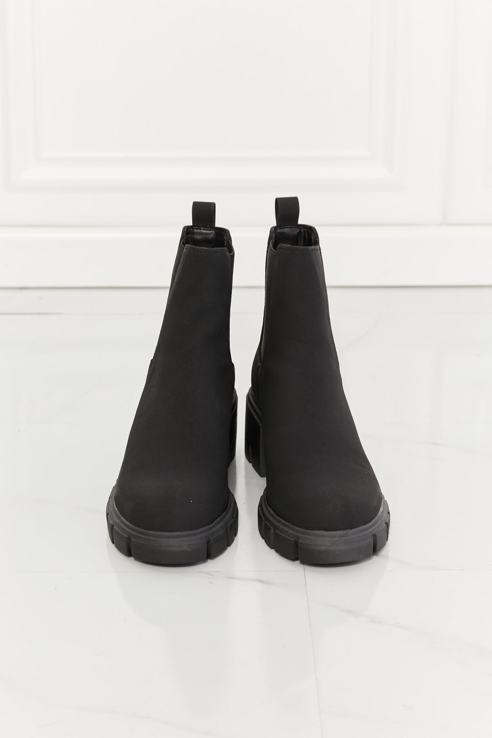 Botas Chelsea Work For It con suela dentada mate en color negro de MMShoes