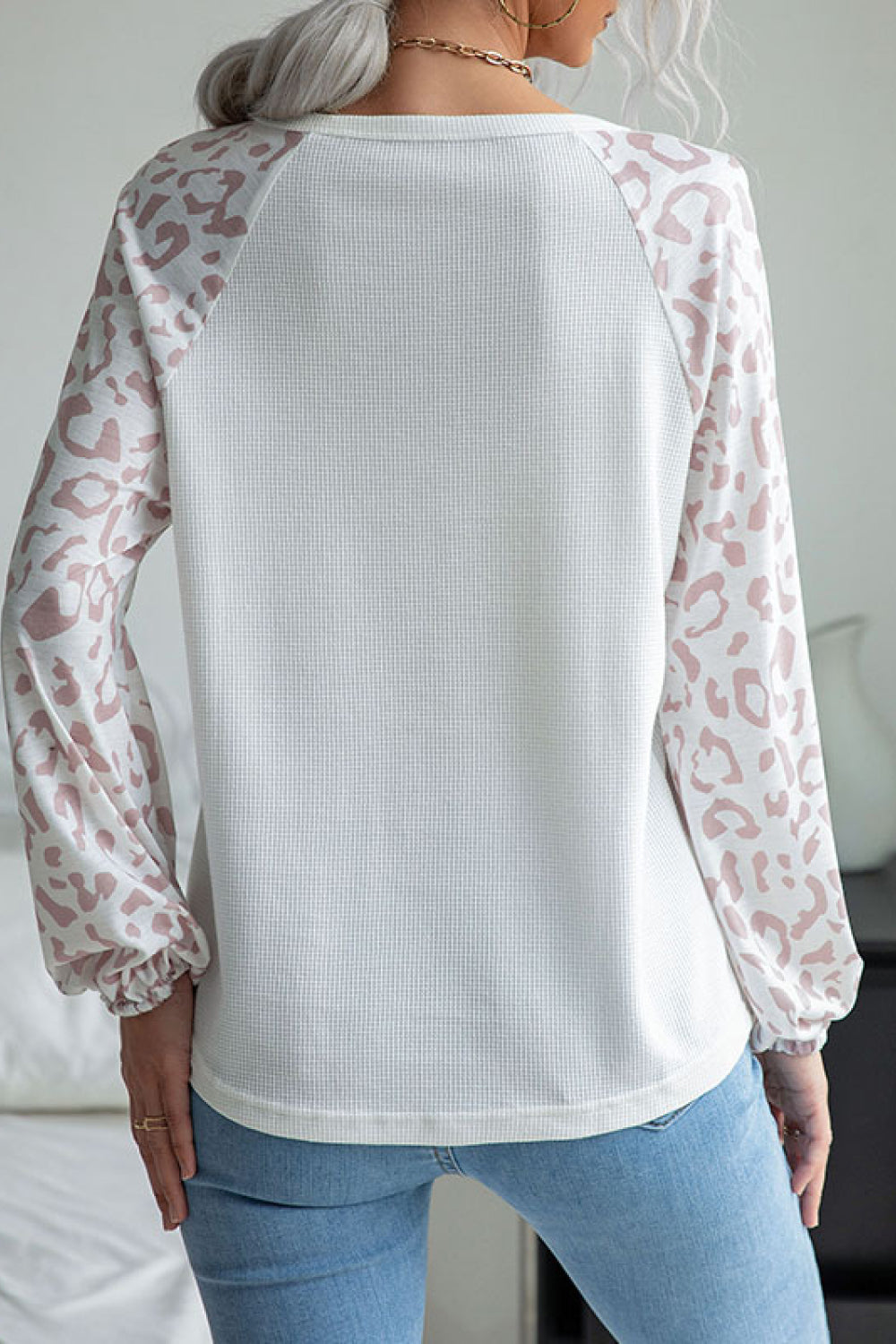 Camiseta de punto gofre con mangas de béisbol y estampado de leopardo