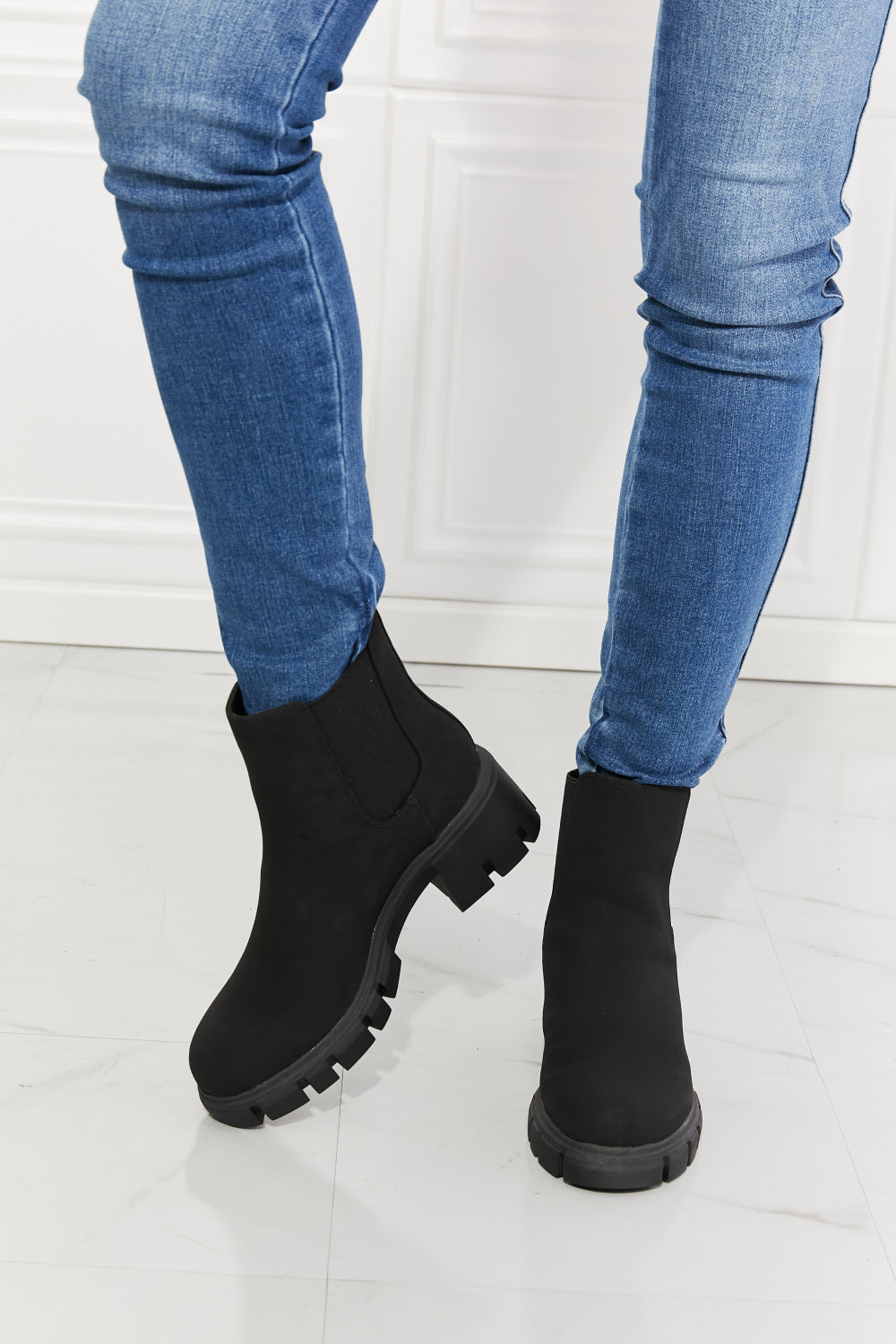 Botas Chelsea Work For It con suela dentada mate en color negro de MMShoes