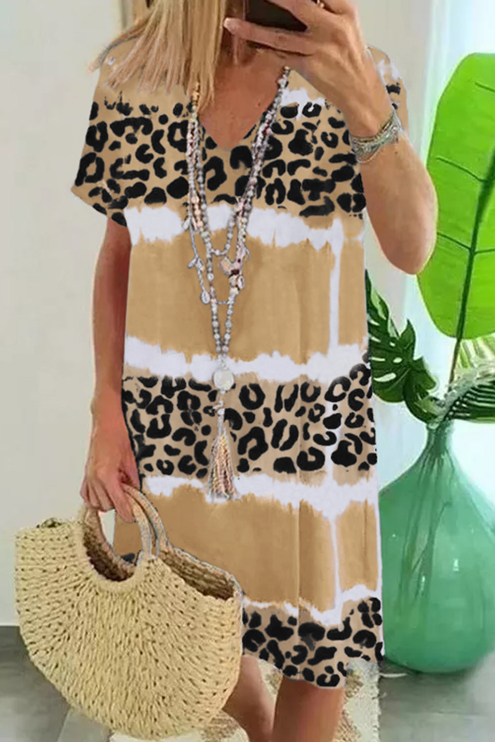 Vestido estilo camiseta con escote en V y bloques de color teñido anudado y estampado de leopardo en rosa