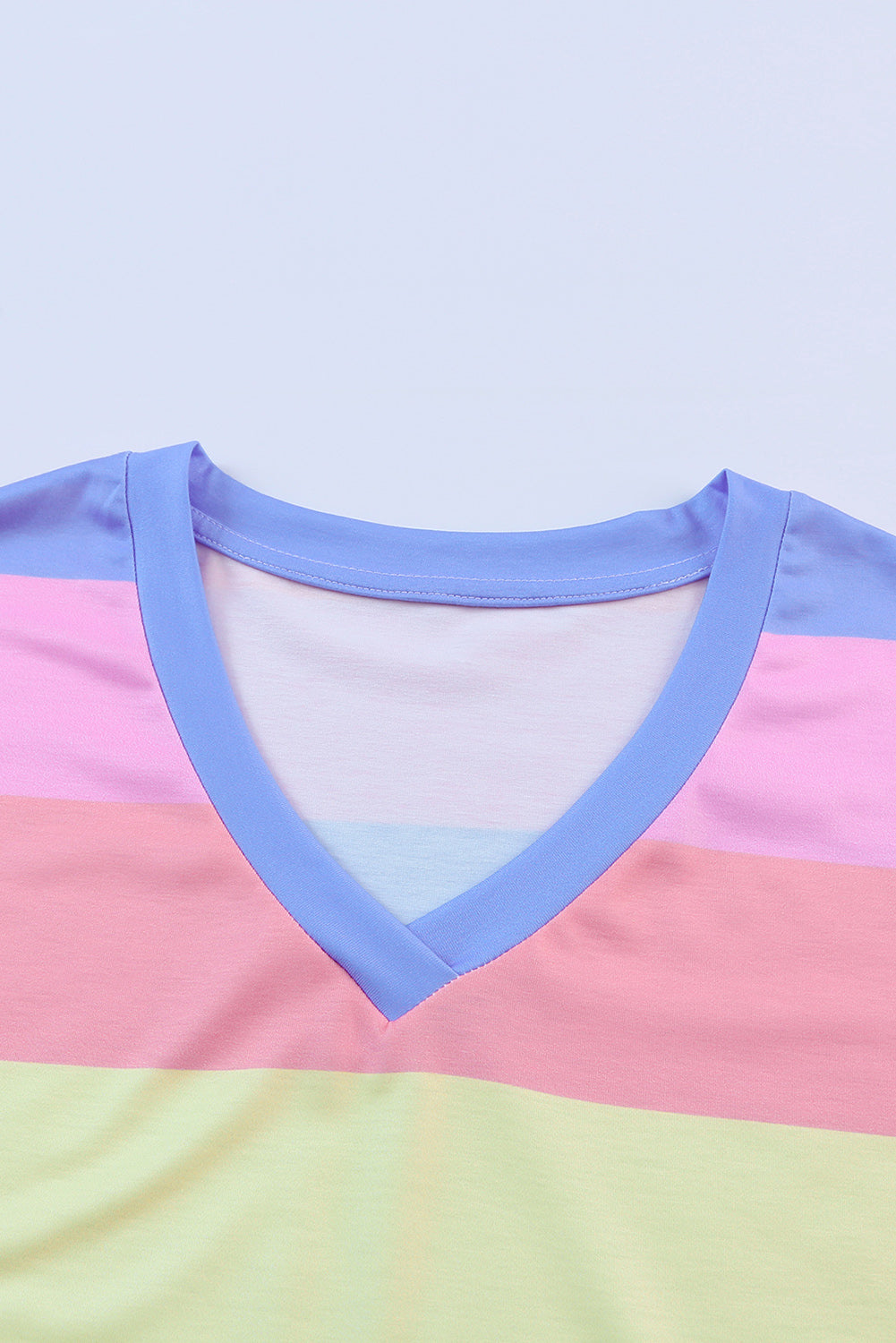 Vestido estilo camiseta con aberturas laterales, escote en V y bolsillos a rayas multicolor