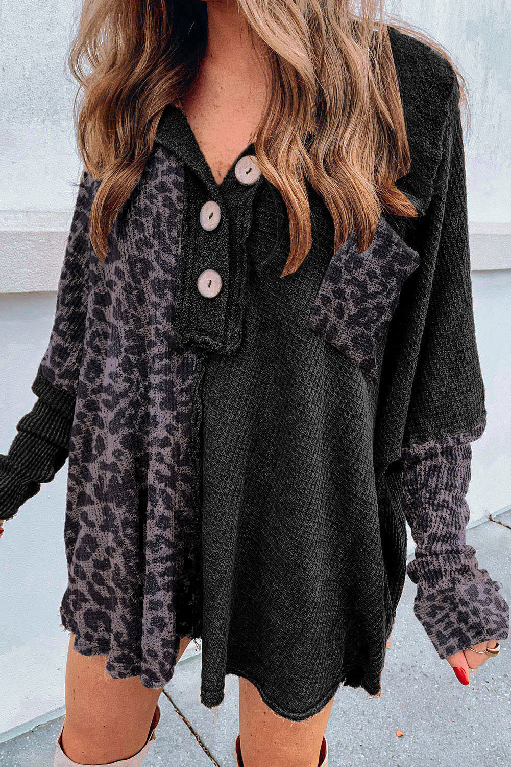 Camisa henley oversize con bloques de color y estampado de leopardo y punto gofre negro