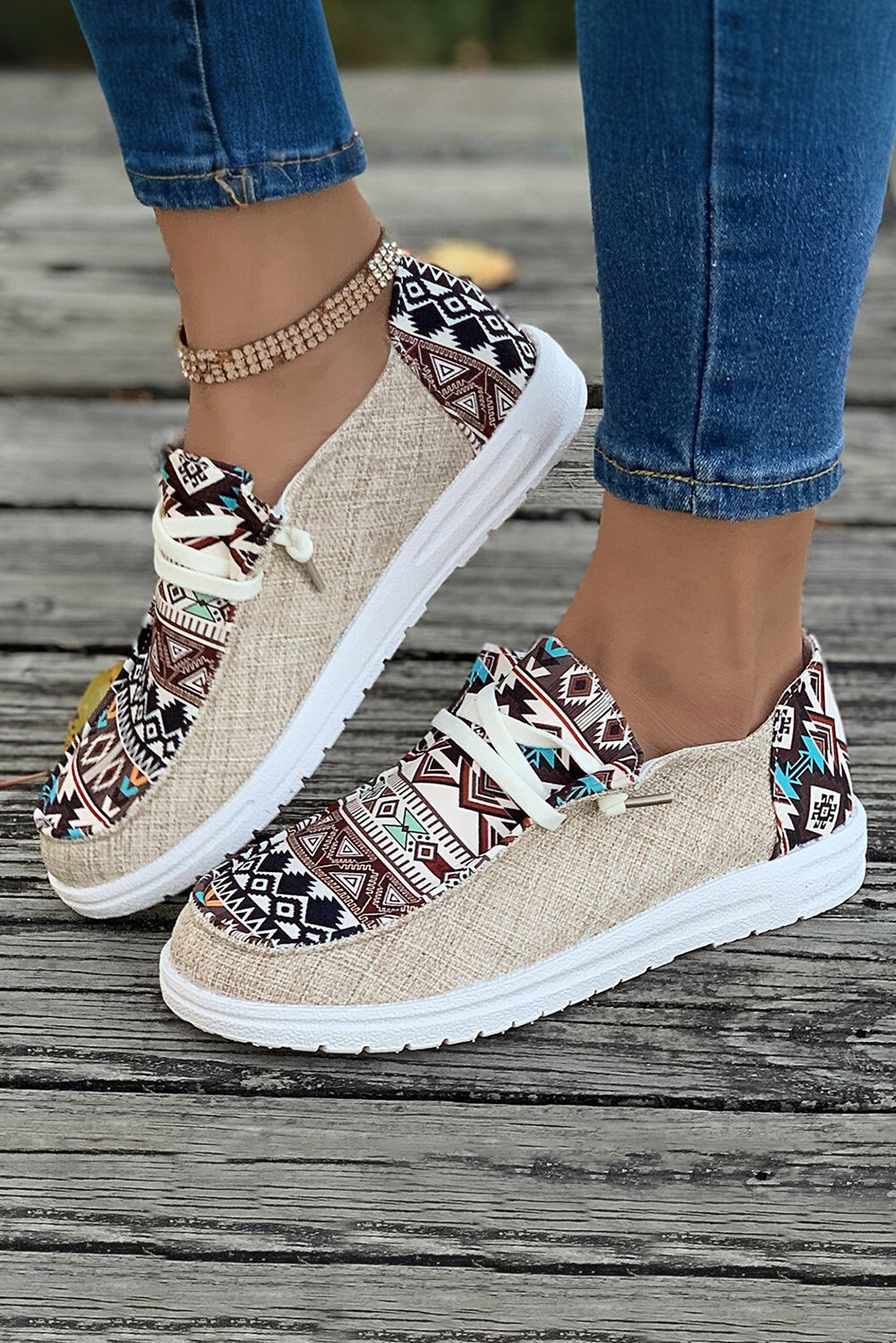 Zapatos de lona con cordones y diseño de patchwork azteca vintage en color azul Ashleigh