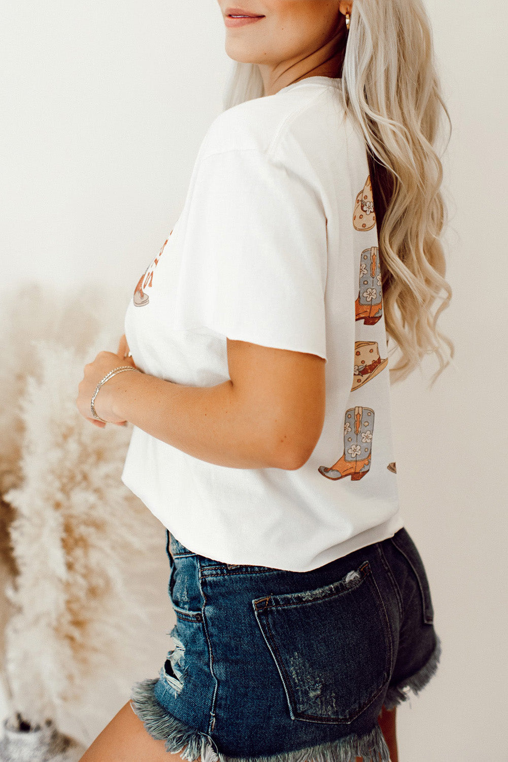 Camiseta gráfica de dos caras con sombrero y botas de vaquero en color blanco