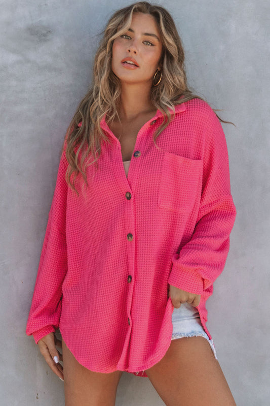 Blusa de punto gofre con botones en el frente y bolsillos de color rosa intenso