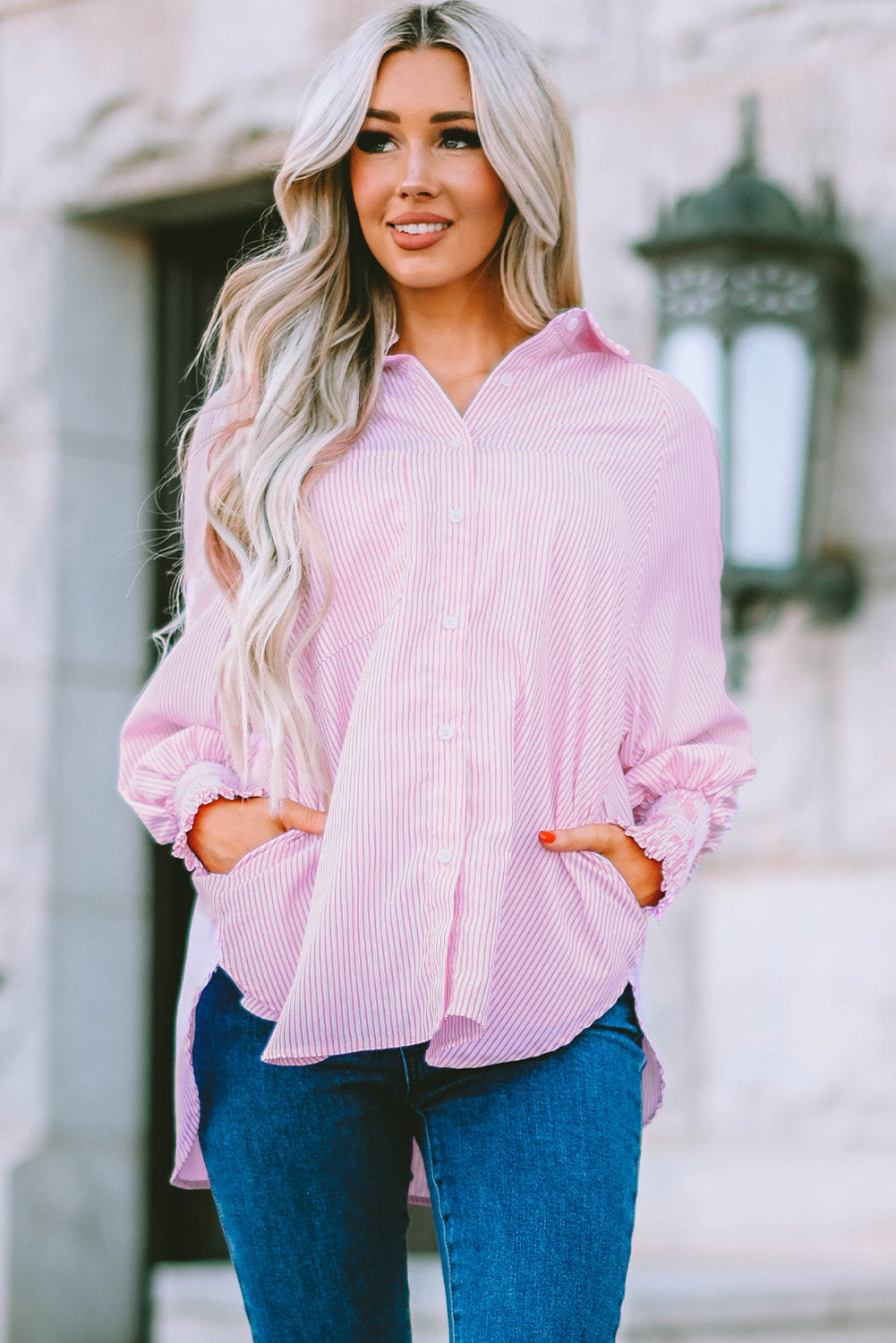 Camisa informal de rayas negras con puños fruncidos