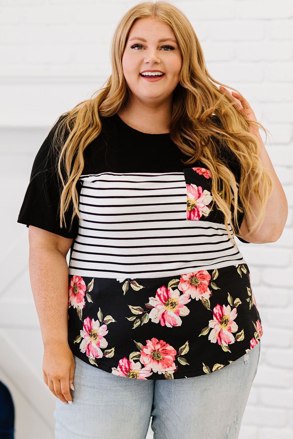 Blusa informal con estampado floral y rayas negras en talla grande