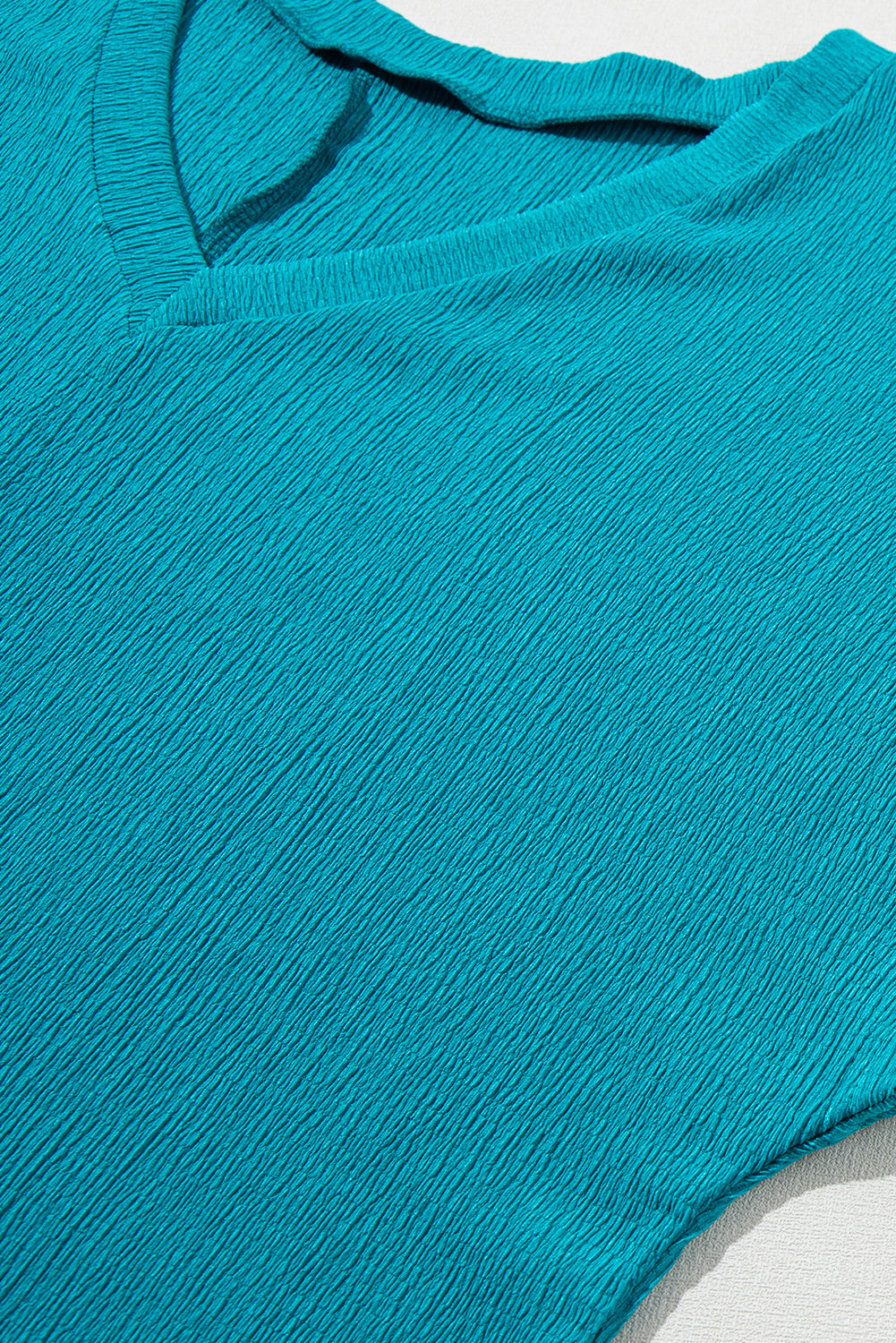 Blusa con escote en V y textura en color azul zafiro de talla grande