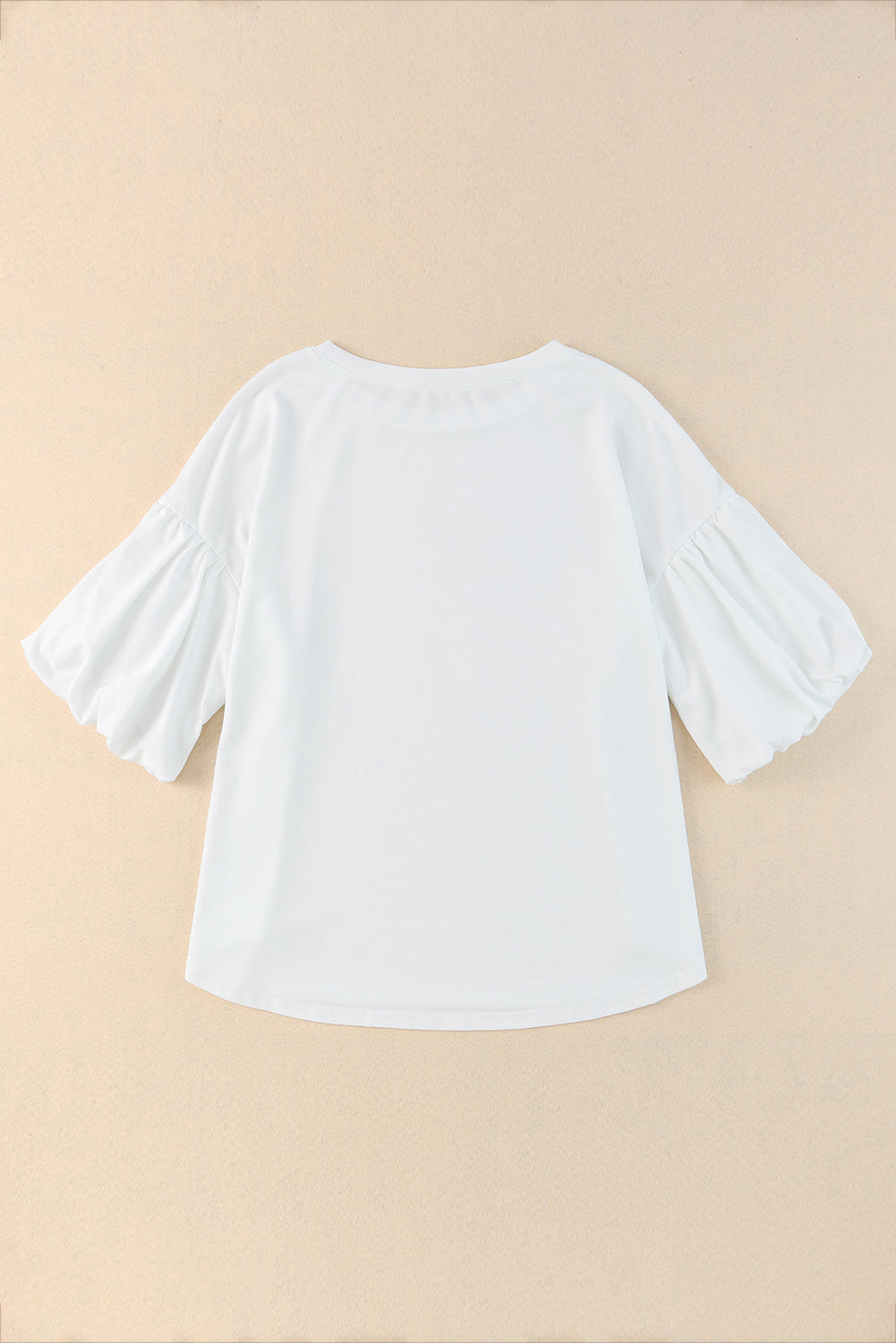 Blusa informal de color blanco liso con mangas abullonadas