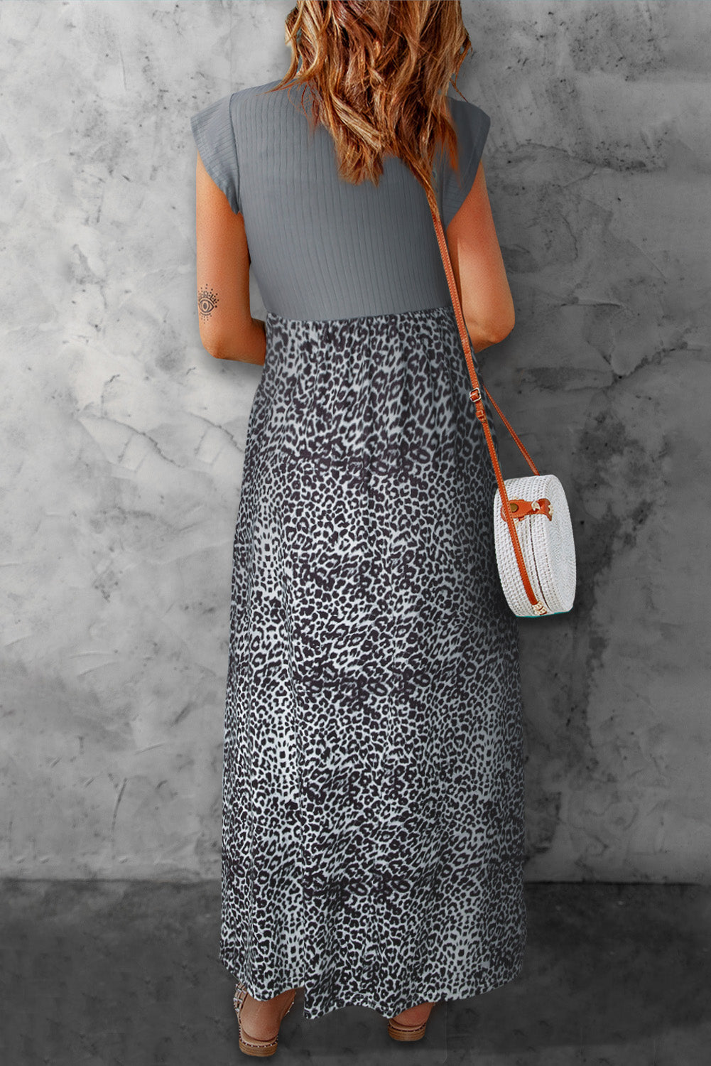 Vestido largo informal con bolsillos y mangas cortas y estampado de leopardo gris