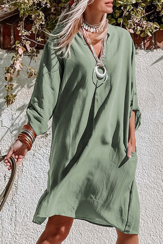 Vestido túnica bohemio con escote con muesca y mangas enrolladas en color verde