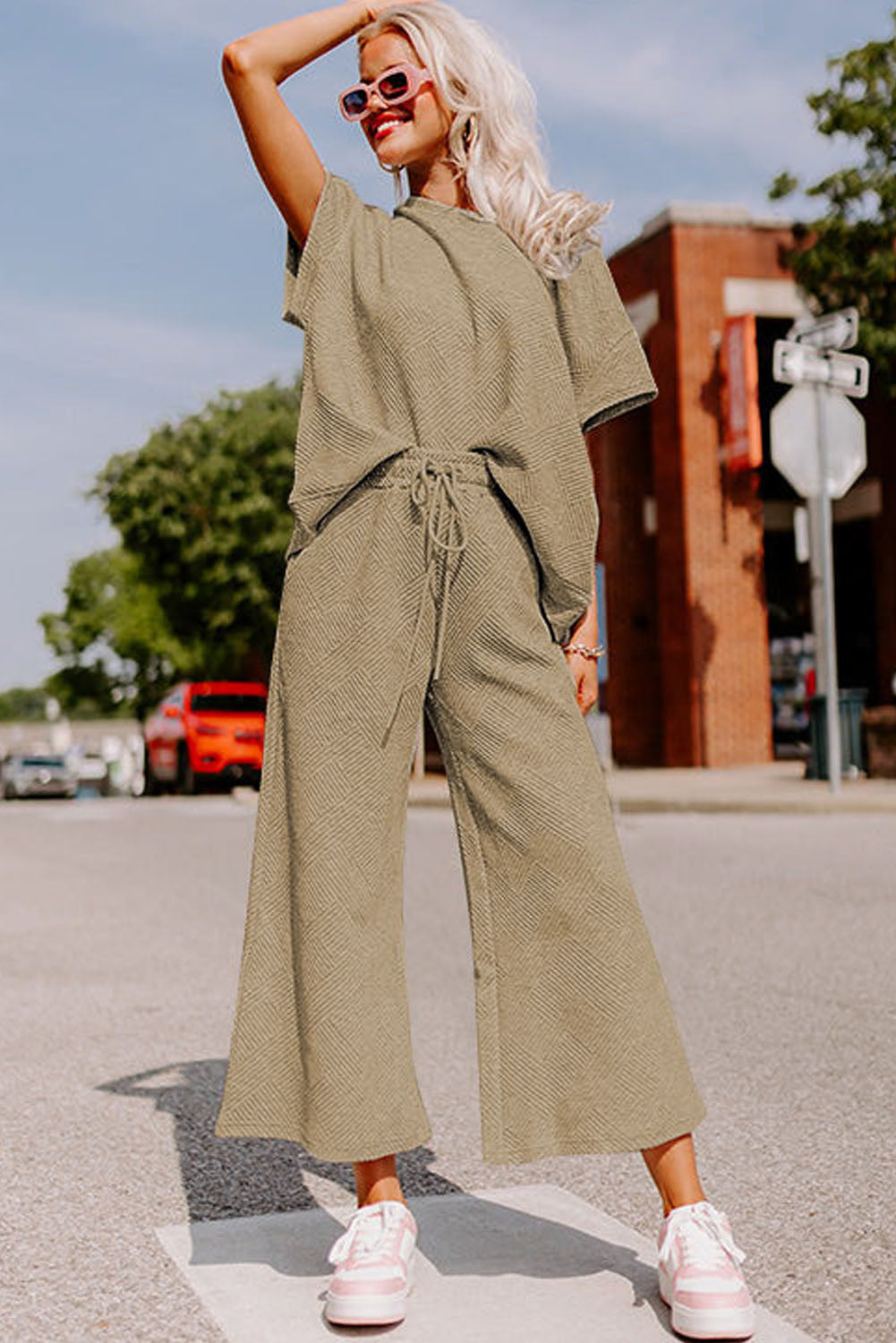 Conjunto de camiseta holgada con textura negra y pantalón con cordón