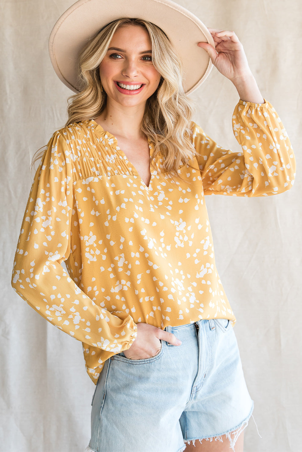 Blusa bohemia arrugada con escote en V dividido y volante amarillo