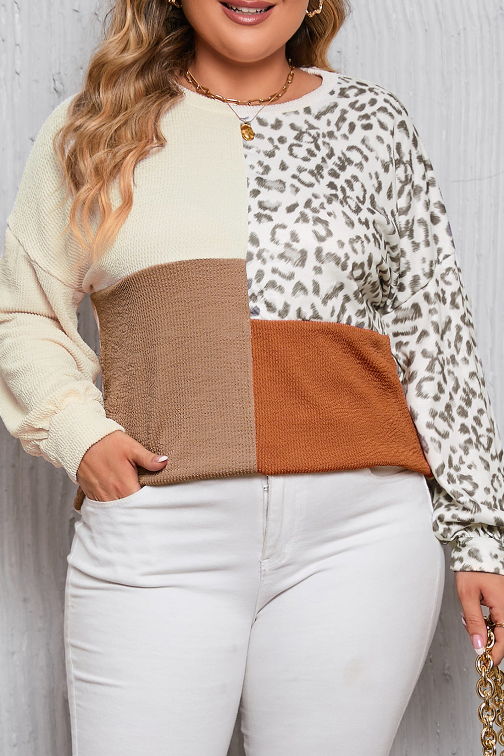 Top de talla grande con estampado de leopardo y bloques de color caqui acanalados
