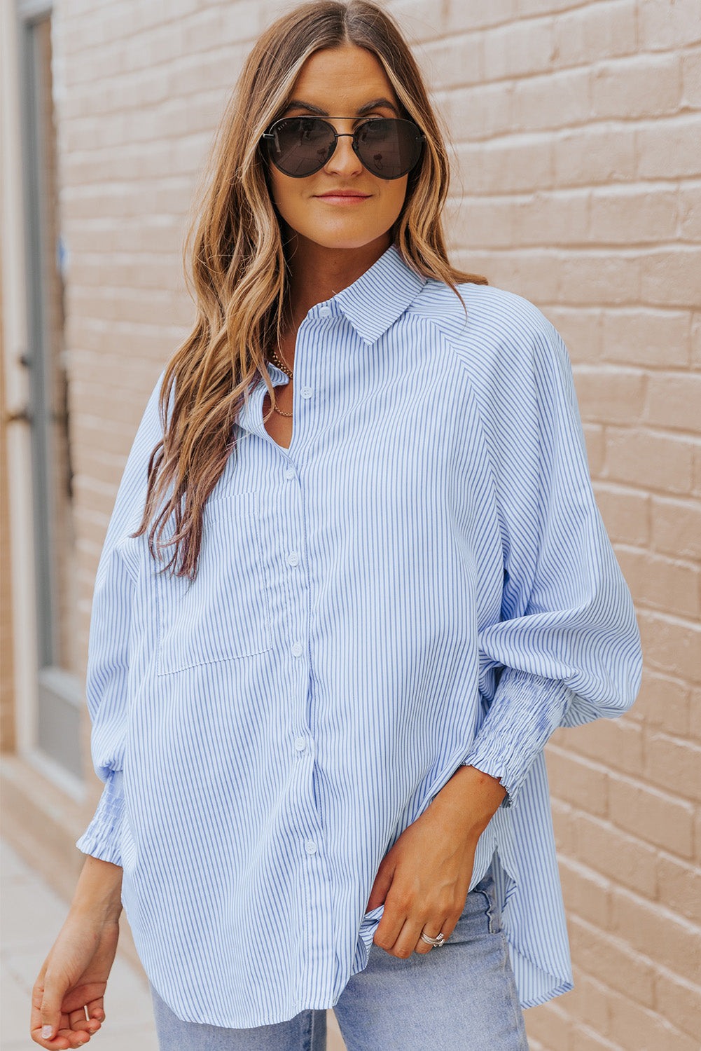 Camisa informal de rayas negras con puños fruncidos