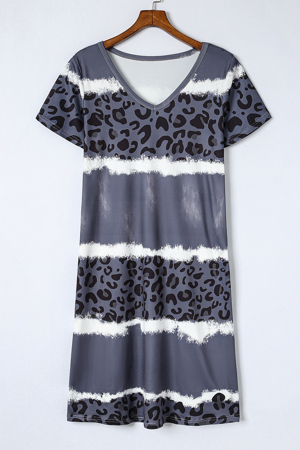 Vestido estilo camiseta con escote en V y bloques de color teñido anudado y estampado de leopardo en rosa
