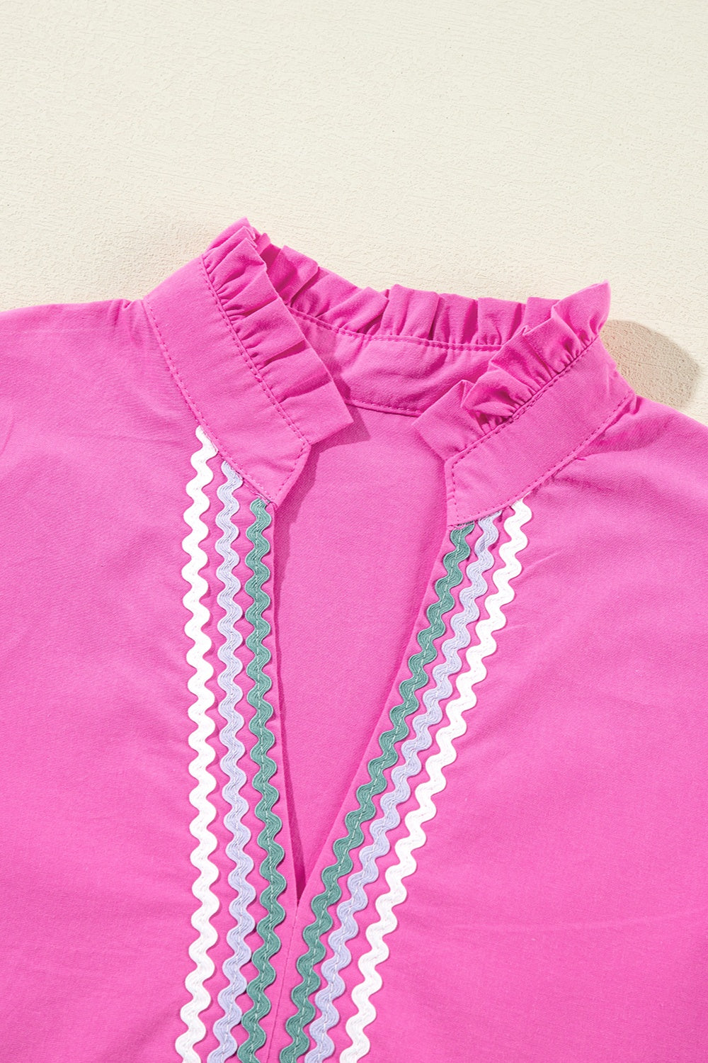 Vestido corto con mangas cortas, escote en V y volantes con ribete Ric Rac | Tallas S a XL | 3 COLORES