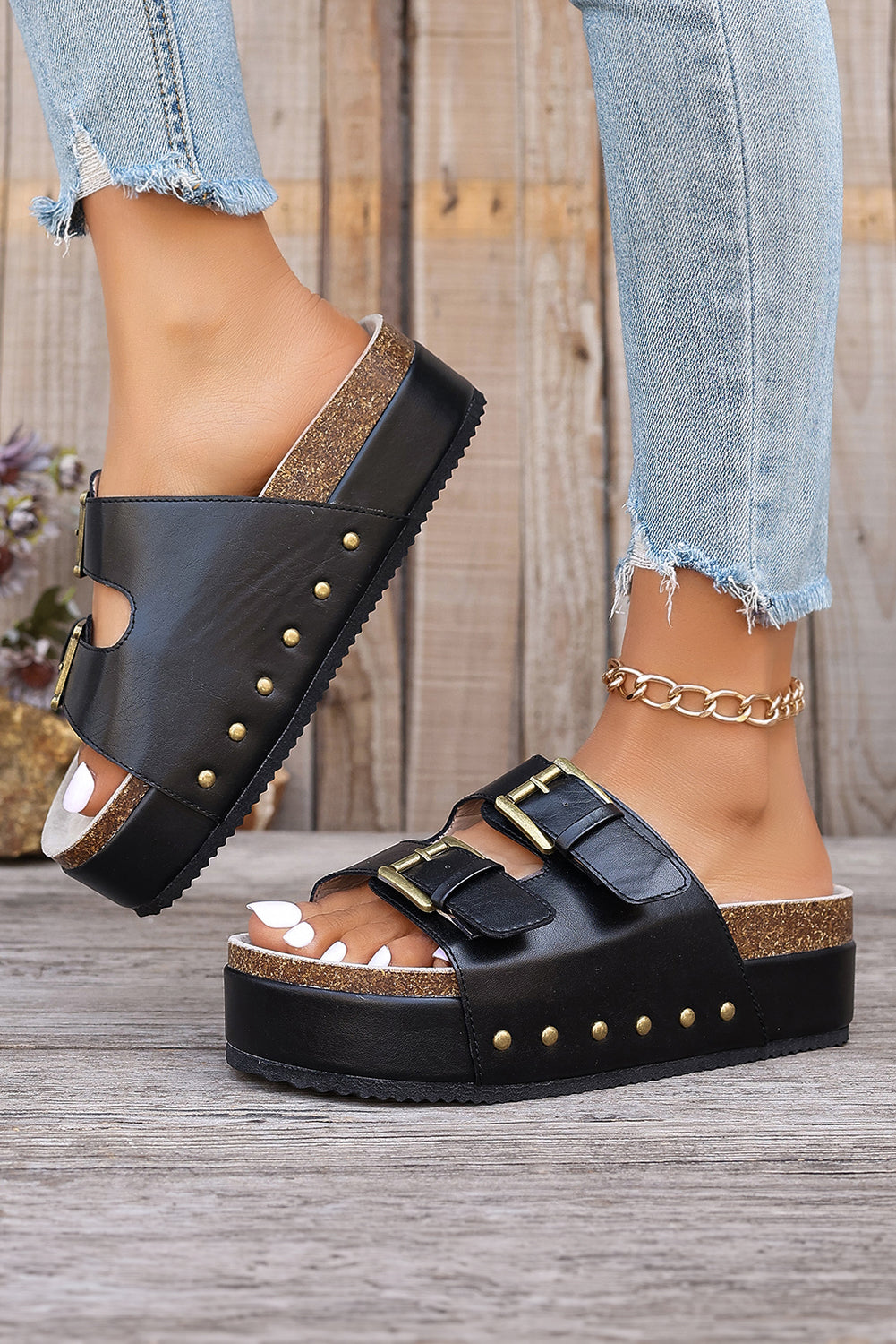 Sandalias de plataforma vintage con tachuelas y doble hebilla en color castaño