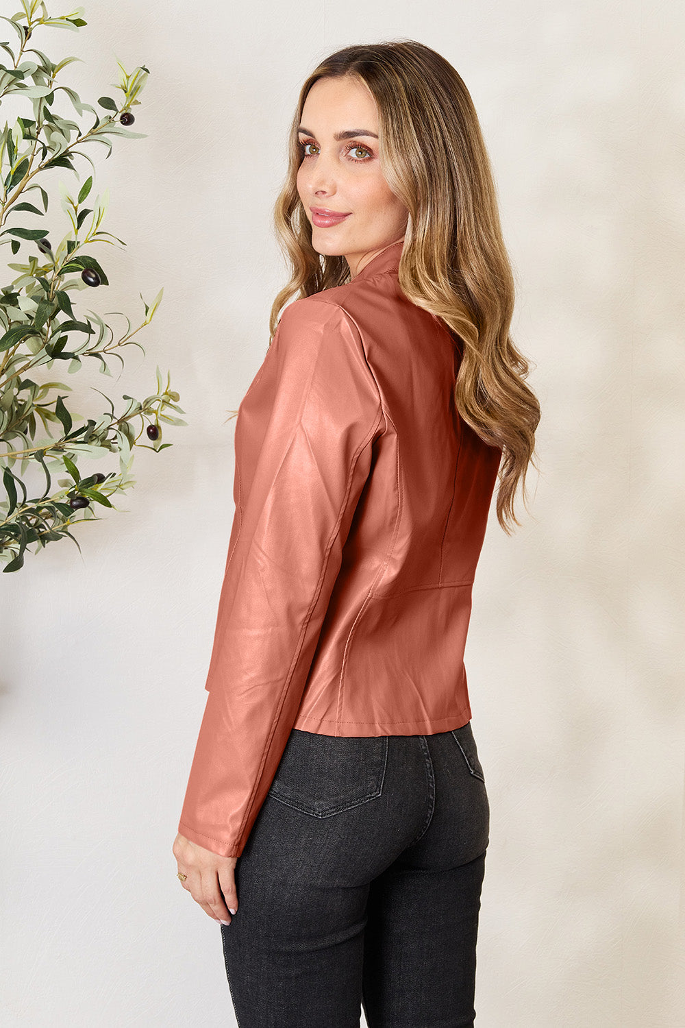 Chaqueta con cuello alto y cremallera