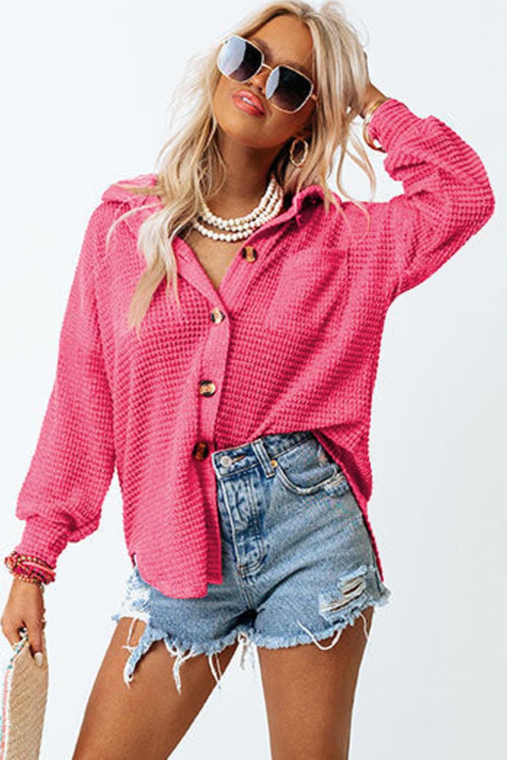 Blusa de punto gofre con botones en el frente y bolsillos de color rosa intenso