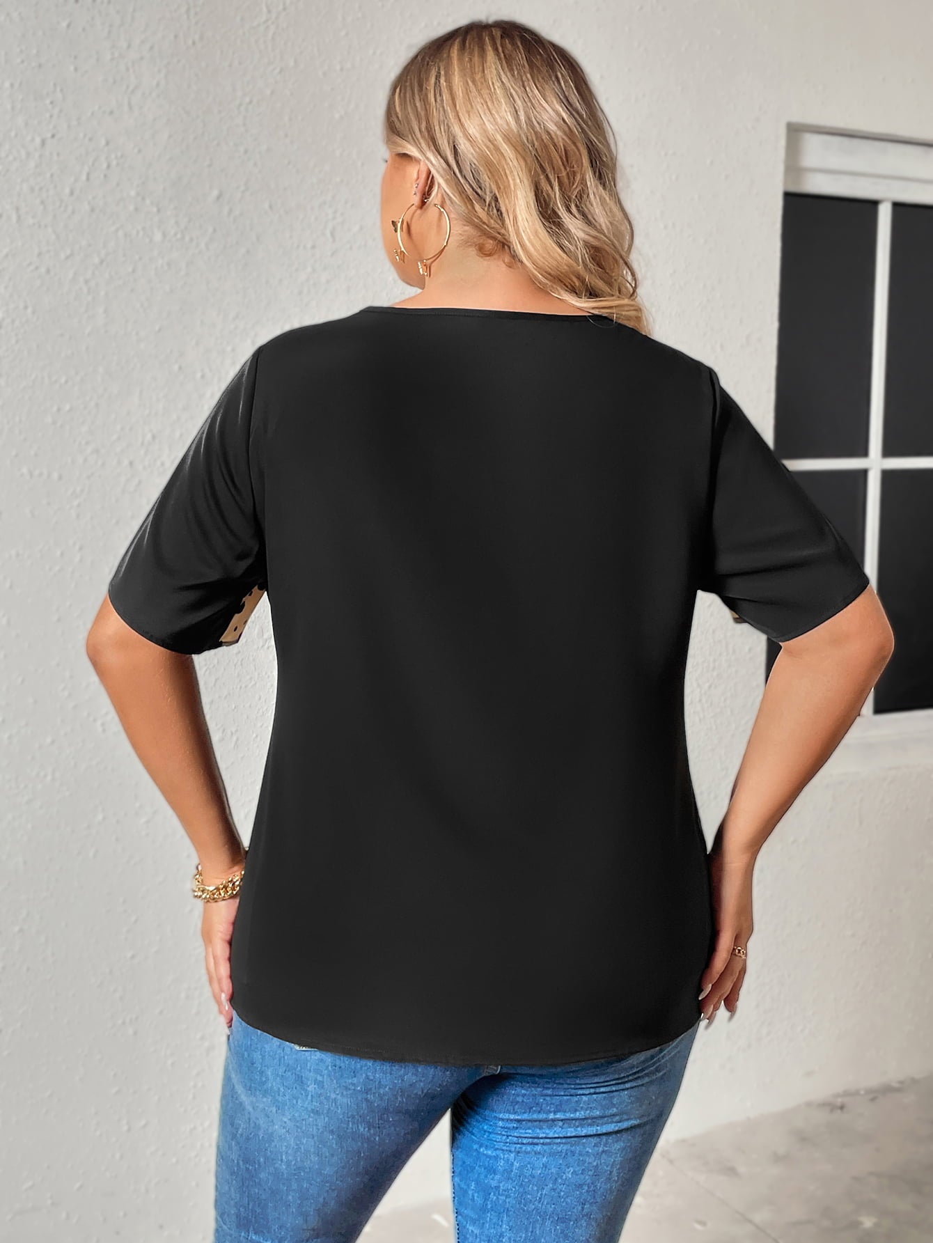 Blusa de talla grande con escote en V y mangas raglán con detalle de cadena