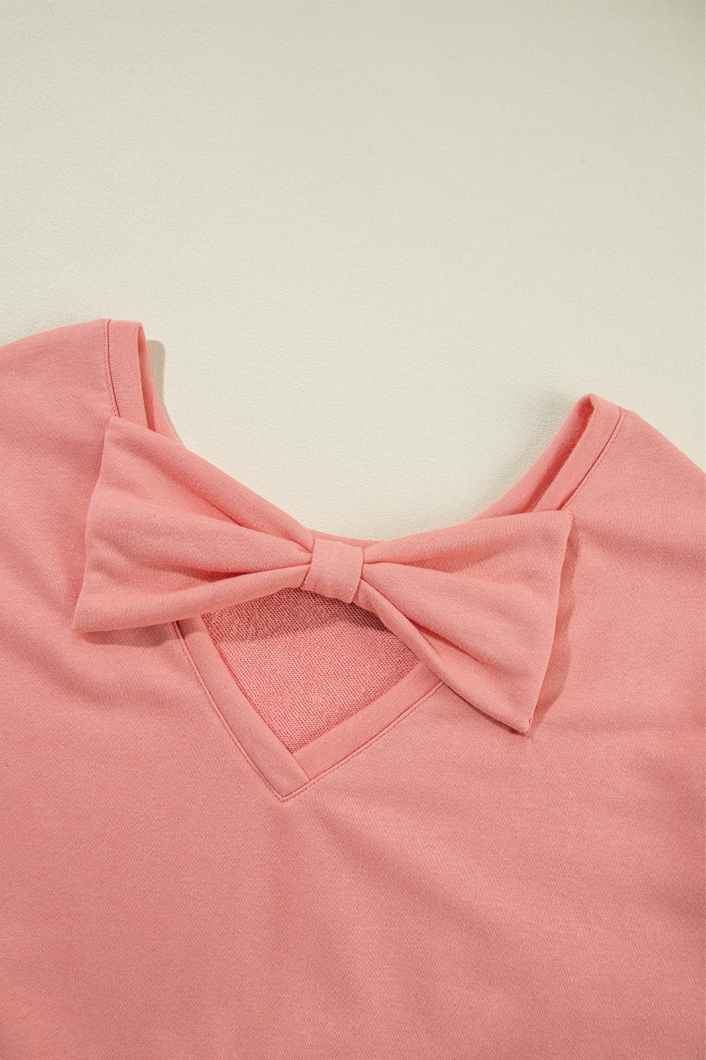 Sudadera de cuello redondo con espalda descubierta y lazo en color castaño claro