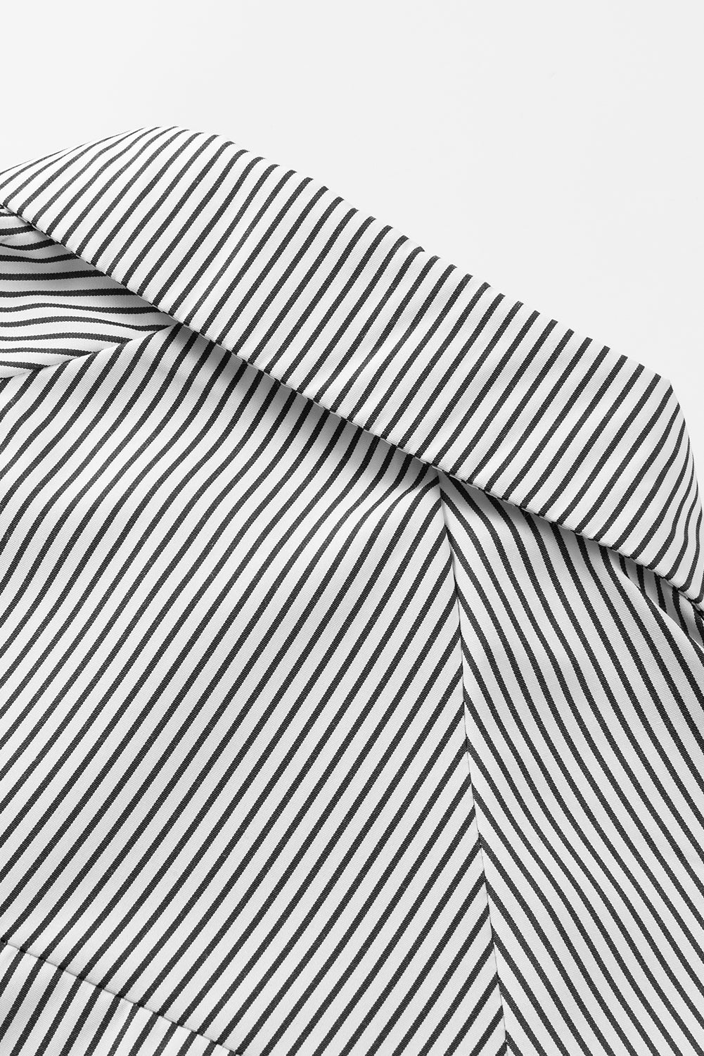 Camisa informal de rayas negras con puños fruncidos