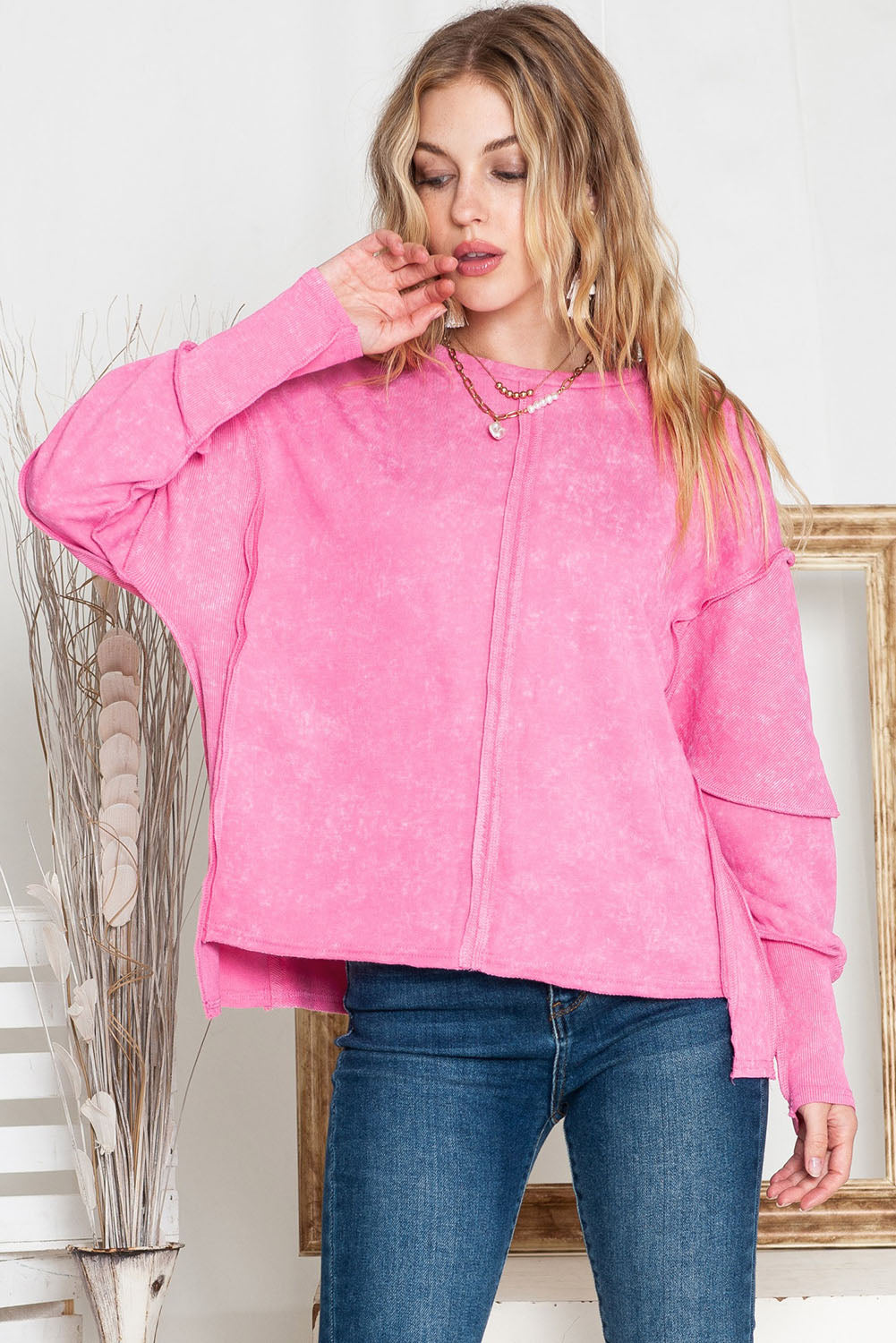 Sudadera con capucha de manga larga con diseño desgastado y parches de rosas