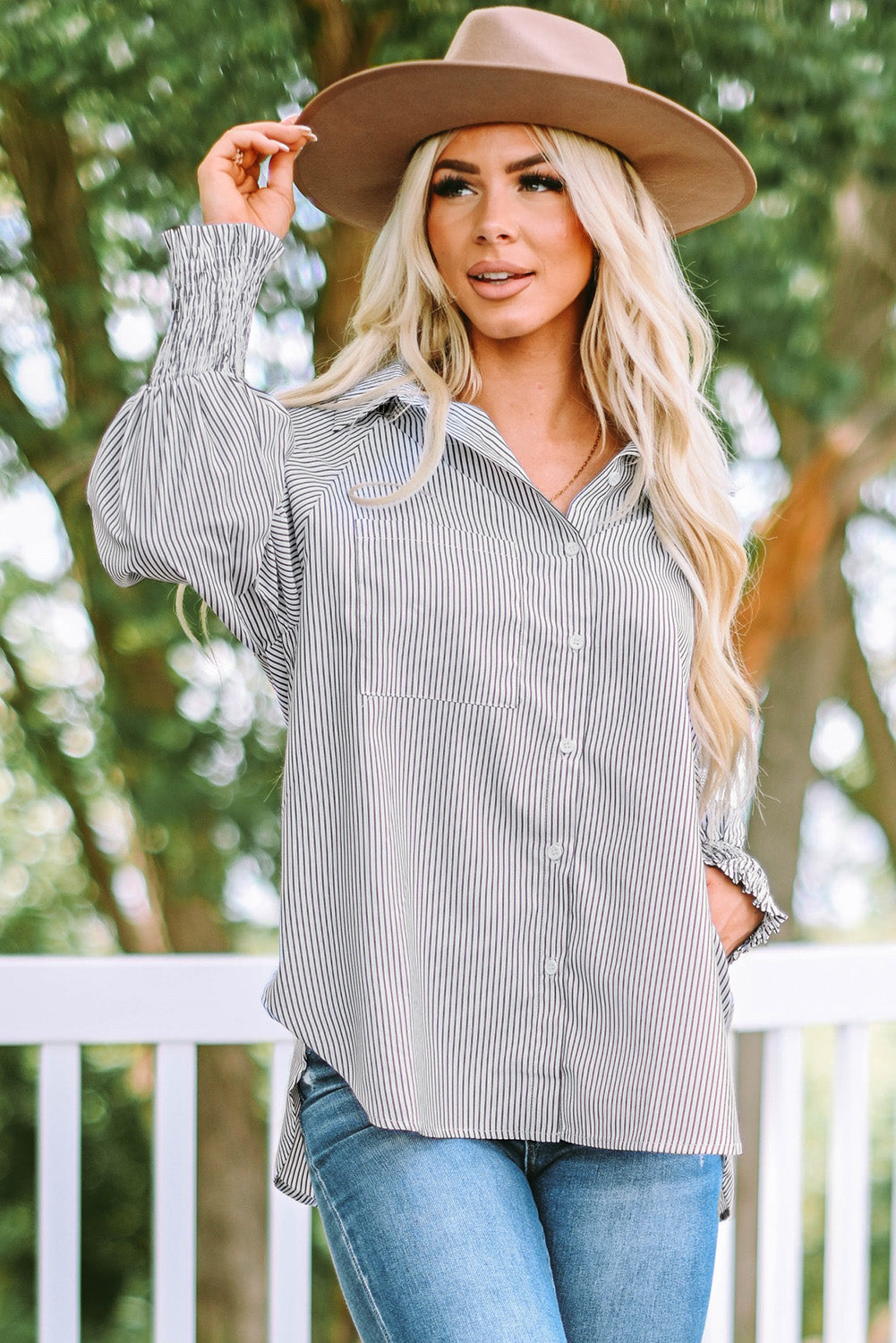 Camisa informal de rayas negras con puños fruncidos
