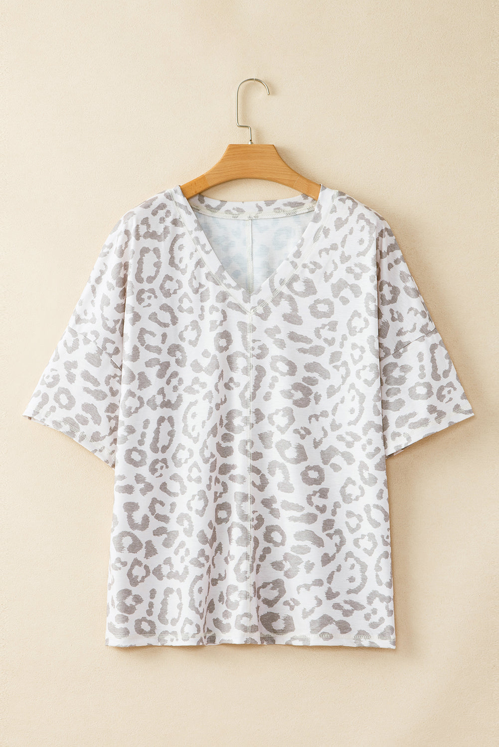 Camiseta de talla grande con escote en V y costuras expuestas con estampado de leopardo marrón