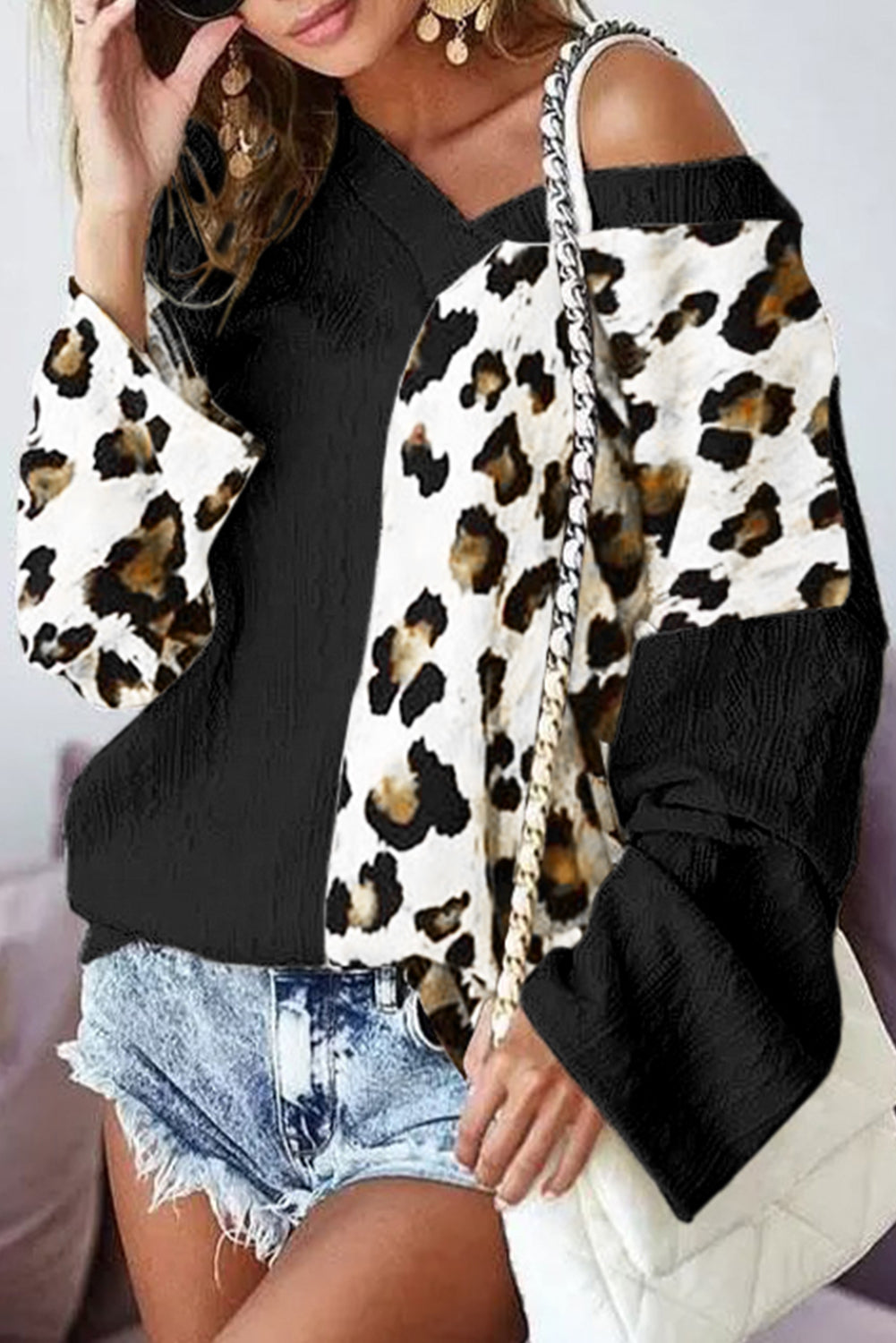 Blusa de manga larga con cuello en V y estampado de leopardo en bloques de color beige