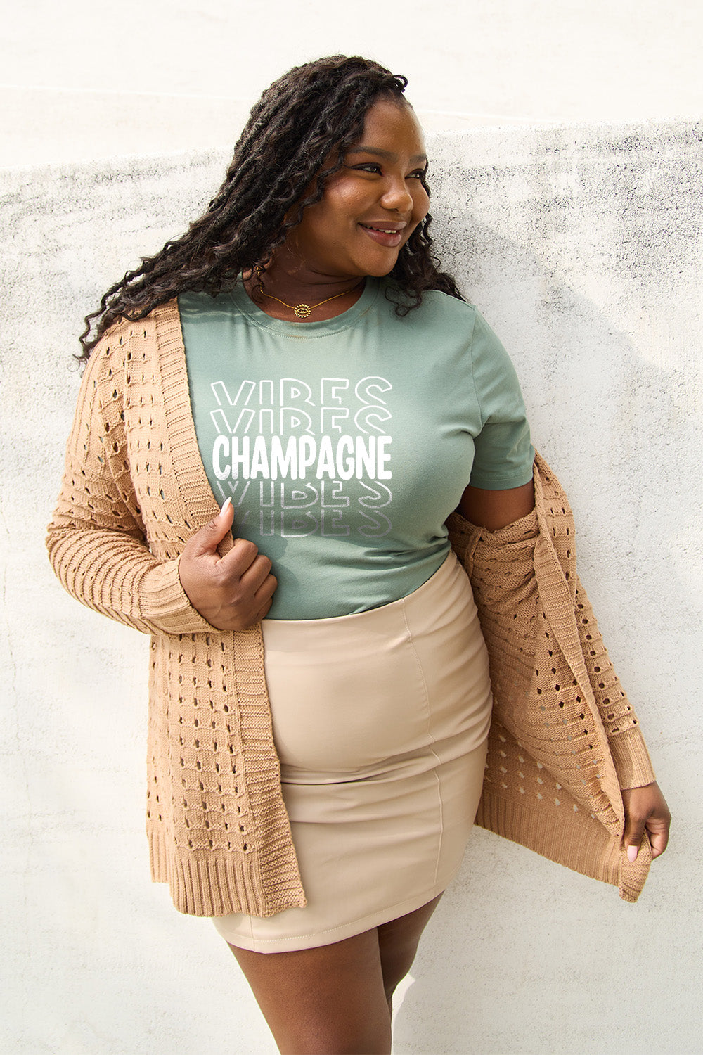 Camiseta de manga corta CHAMPAGNE VIBES de Simply Love en talla grande