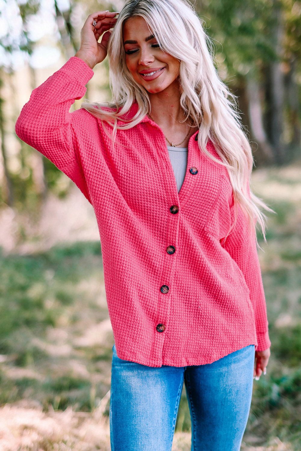 Blusa de punto gofre con botones en el frente y bolsillos de color rosa intenso