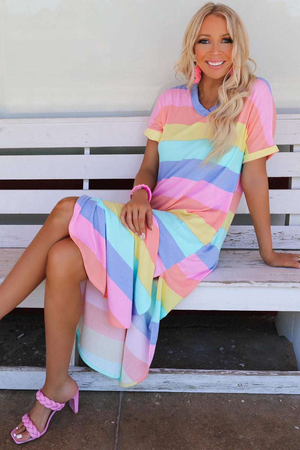 Vestido estilo camiseta con aberturas laterales, escote en V y bolsillos a rayas multicolor