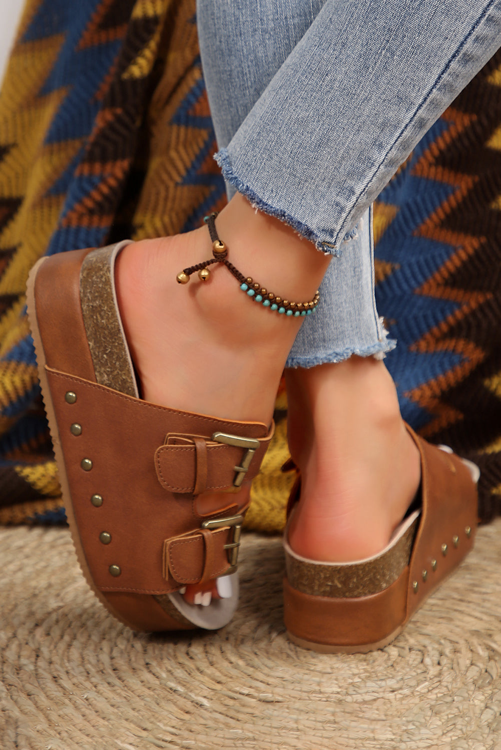Sandalias de plataforma vintage con tachuelas y doble hebilla en color castaño