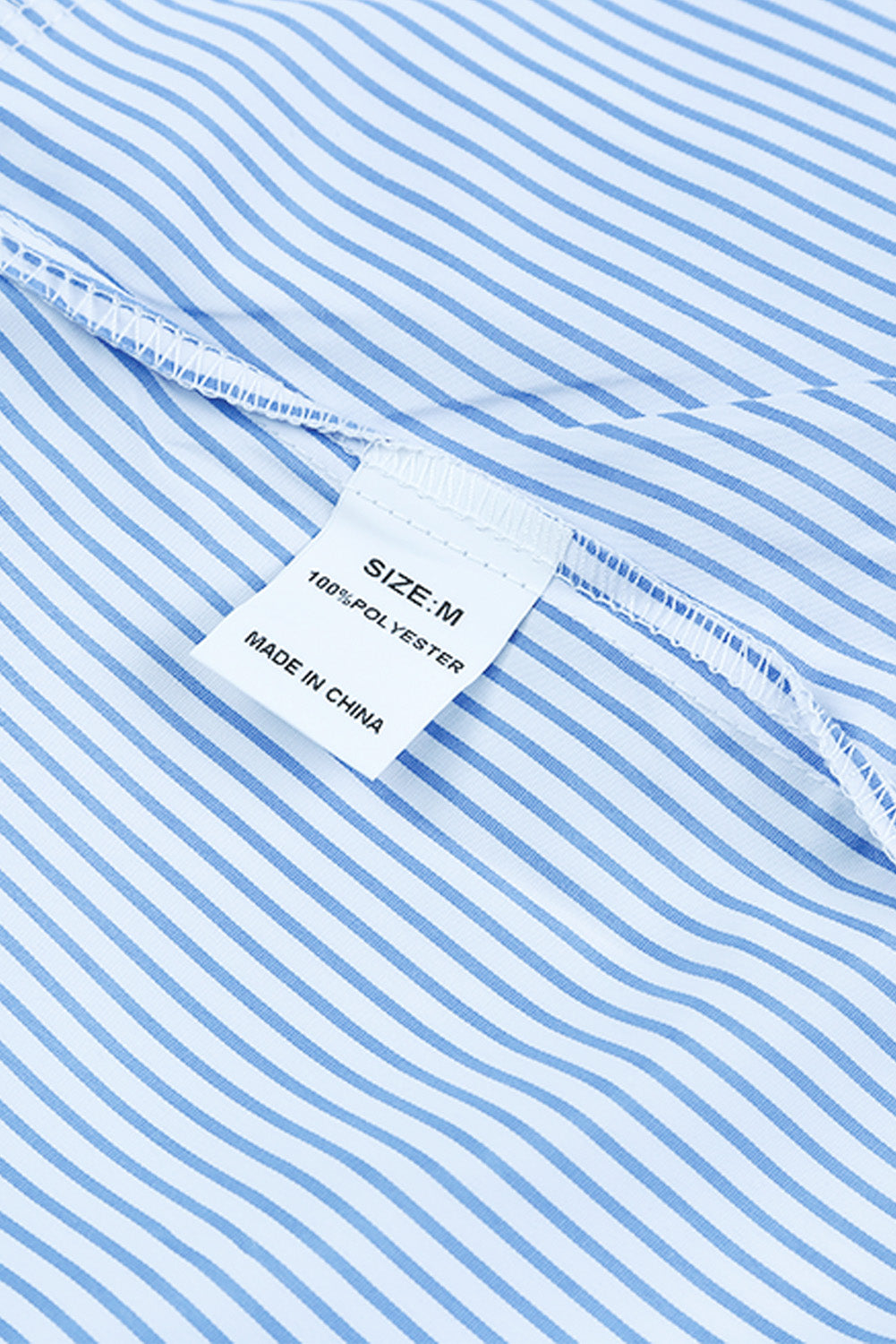 Camisa informal de rayas negras con puños fruncidos