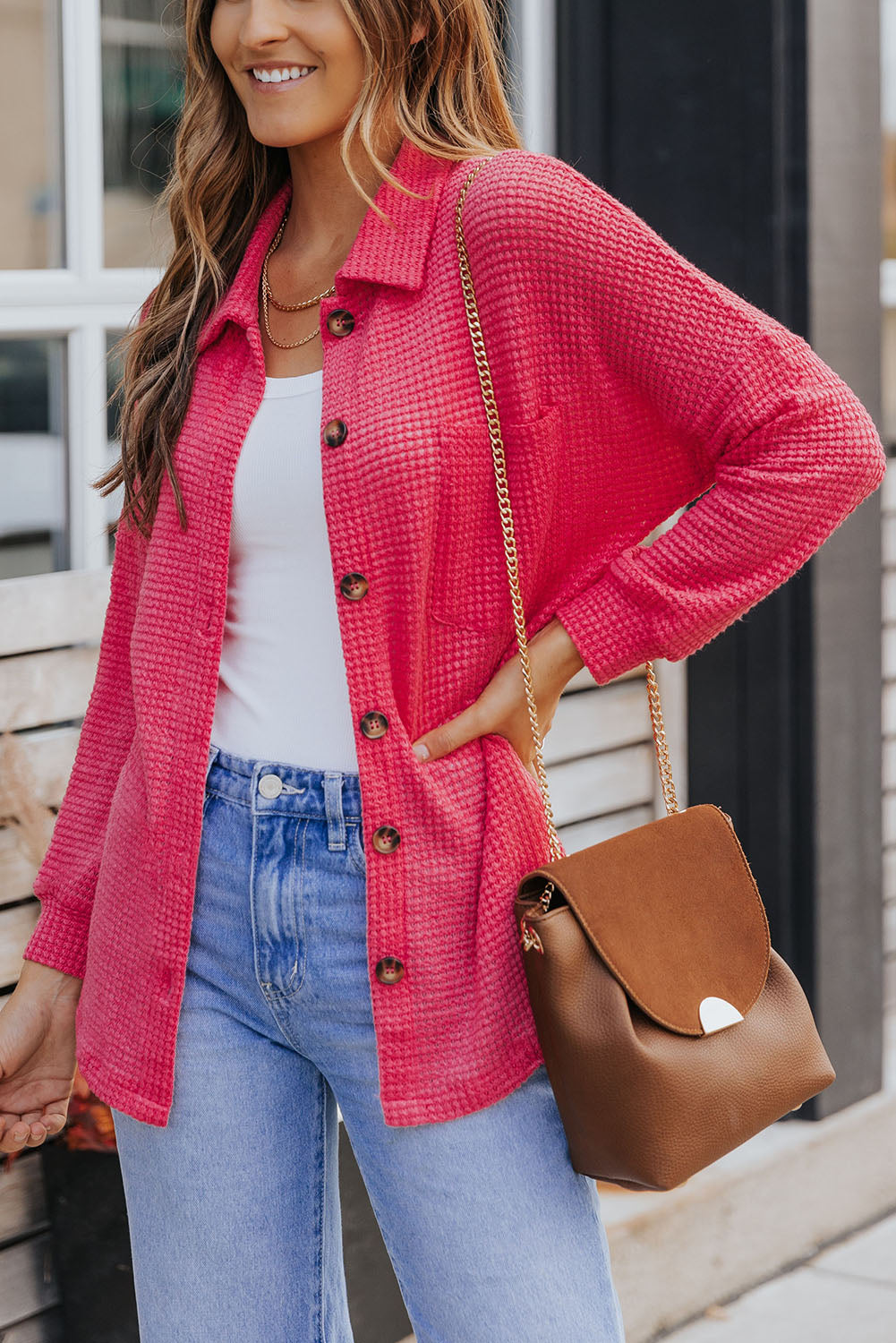 Blusa de punto gofre con botones en el frente y bolsillos de color rosa intenso