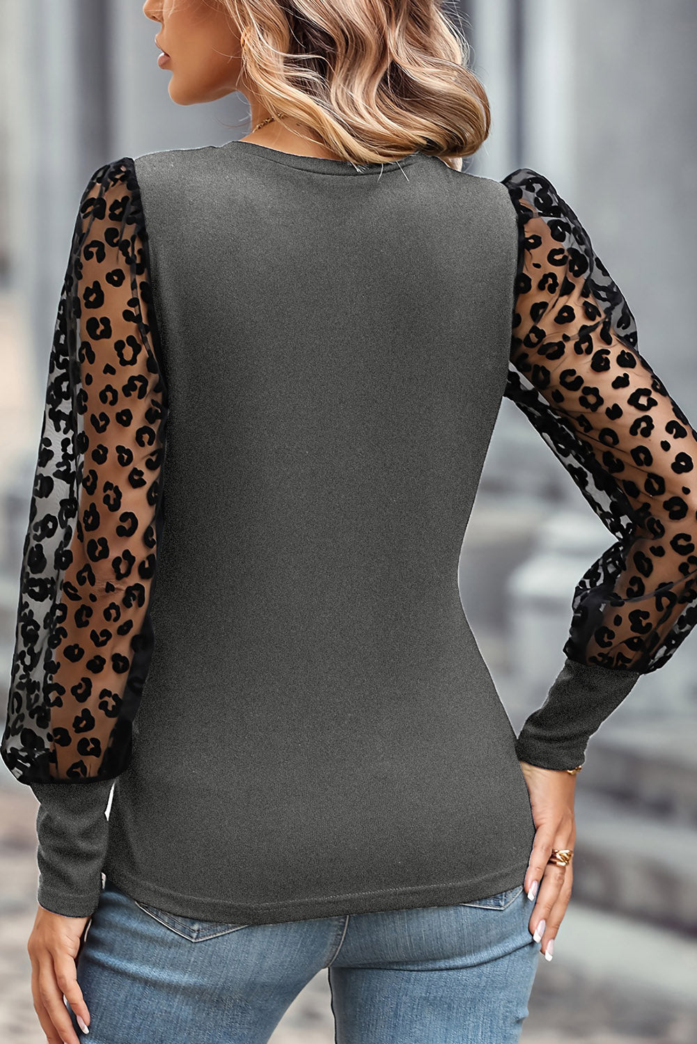 Camisa informal negra transparente con mangas campesinas y estampado de leopardo