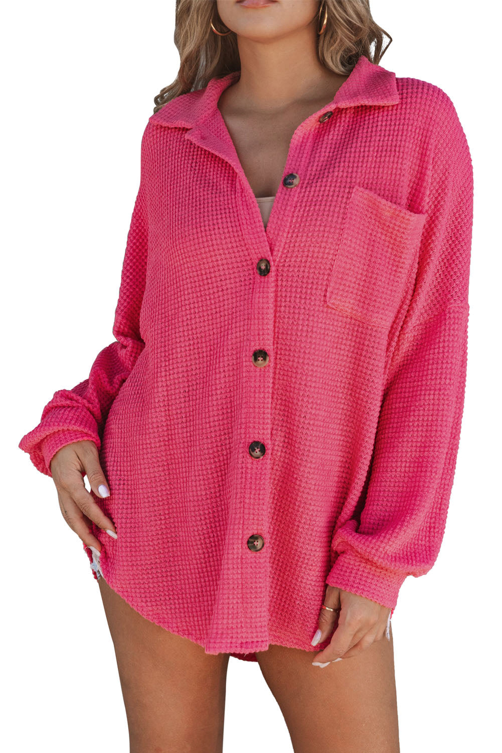 Blusa de punto gofre con botones en el frente y bolsillos de color rosa intenso