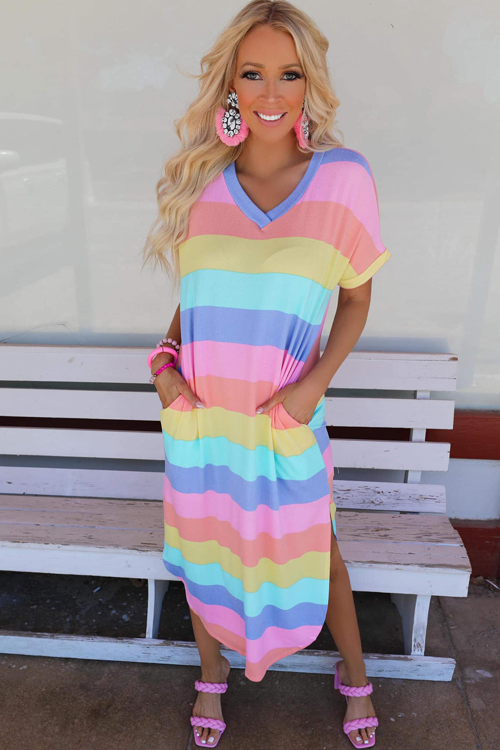 Vestido estilo camiseta con aberturas laterales, escote en V y bolsillos a rayas multicolor